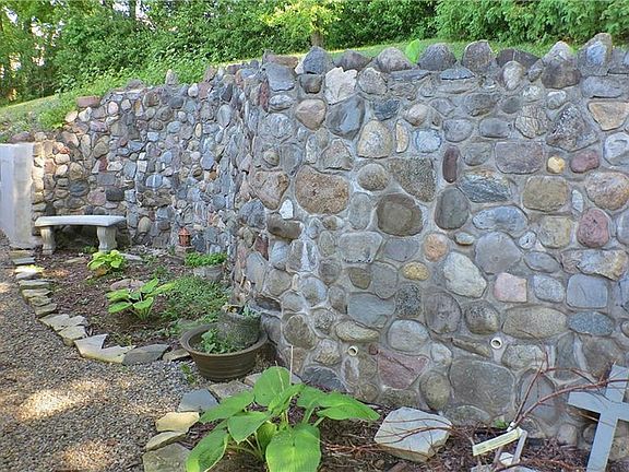 4th image of 221 Lincoln Park Dr
