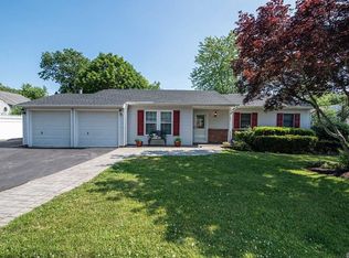 54 Berkshire Rd, Holbrook, NY 11741