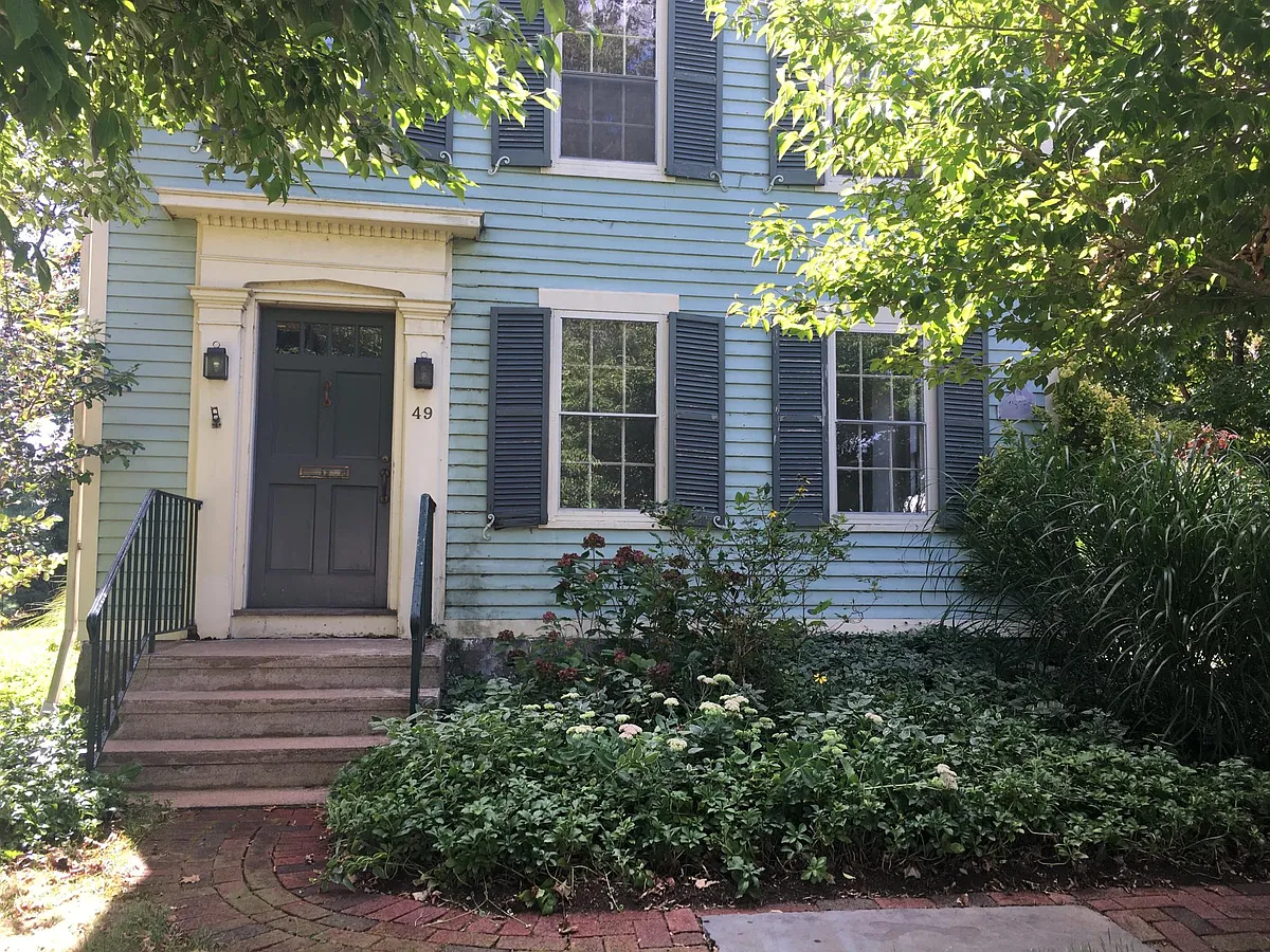 Private Entrance - 49 S Fair St