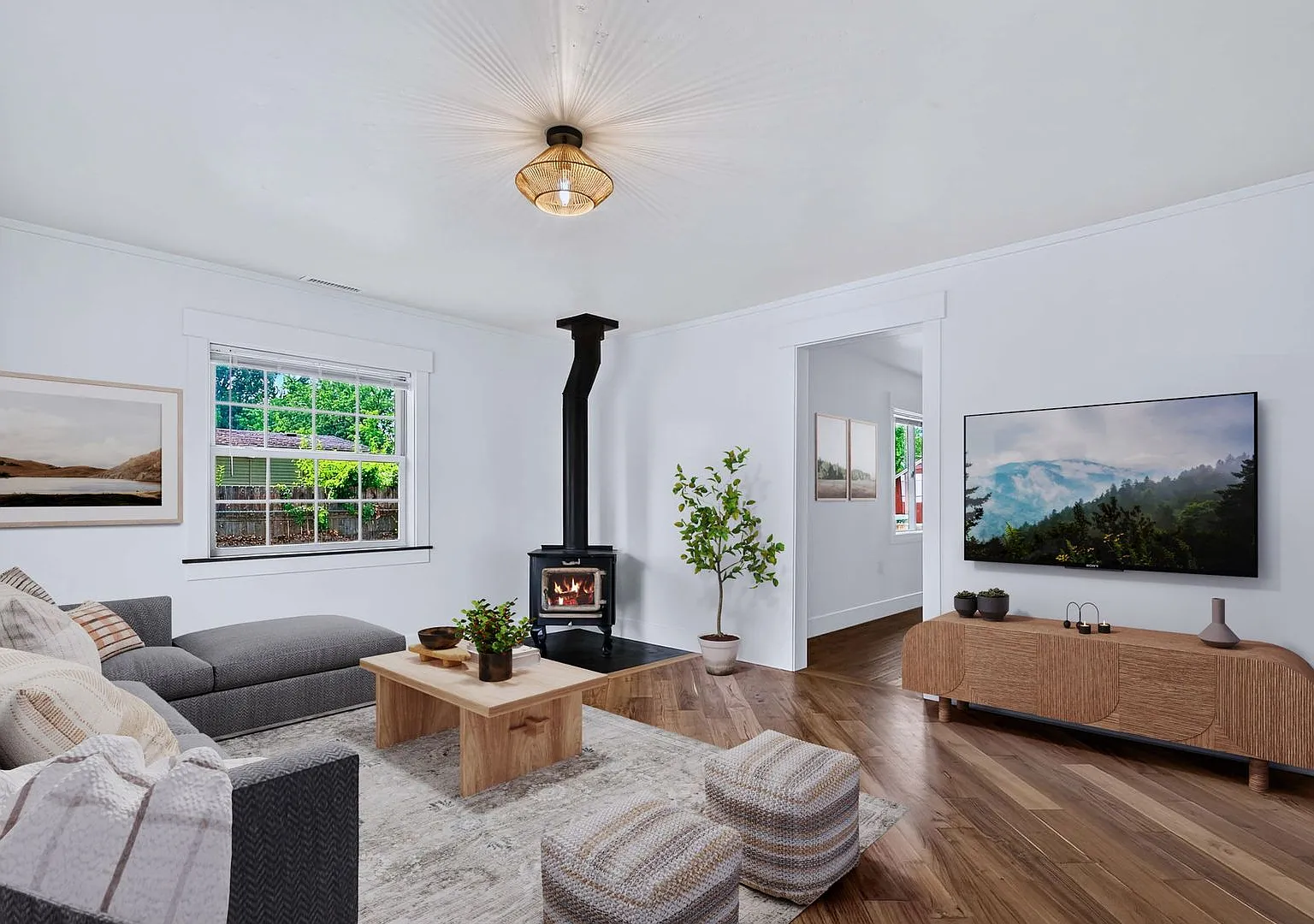 Cute 3 Bed / 1 Bath Country Home on Large Lot. — Photo 3