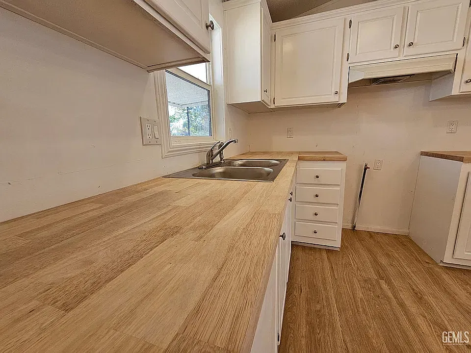 3 bed, 960 sqft, $1,900 — Photo 2