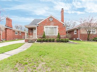 1851 Newcastle Rd, Grosse Pointe Woods, MI 48236