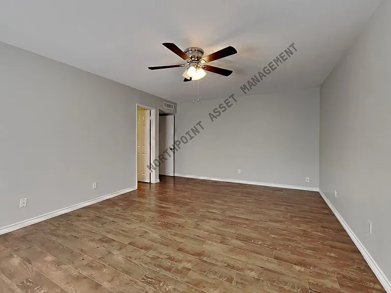8825 Miami Dr — Photo 11