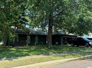 901 Truman Dr, Pekin, IL 61554