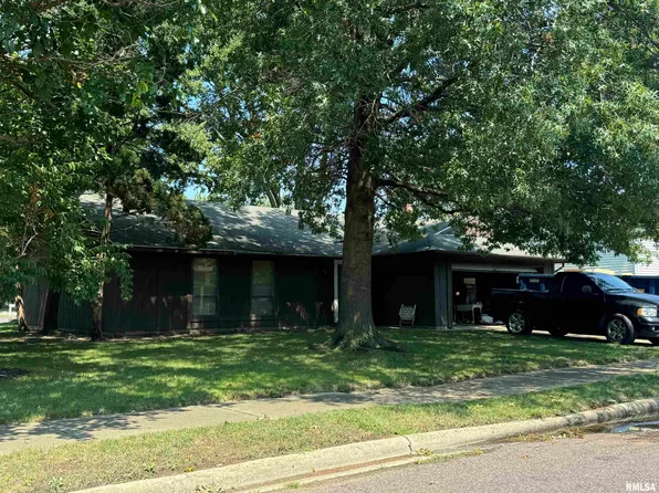 901 Truman Dr, Pekin, IL 61554