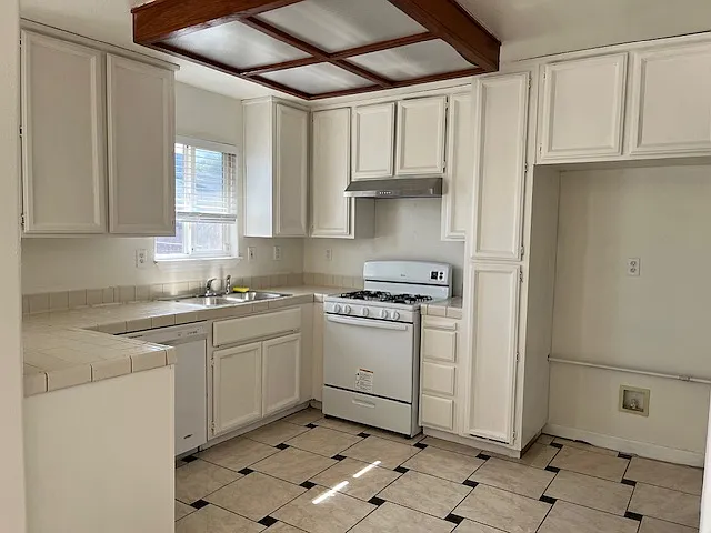 3 bed, 1372 sqft, $2,300 — Photo 4