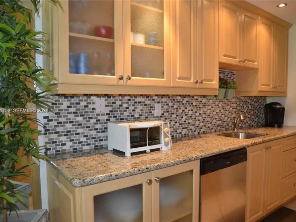 17050 NE 14th Ave APT 115, North Miami Beach, FL 33162