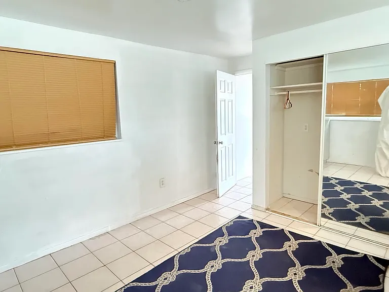 4710 NE 1st Ter #1B — Photo 2