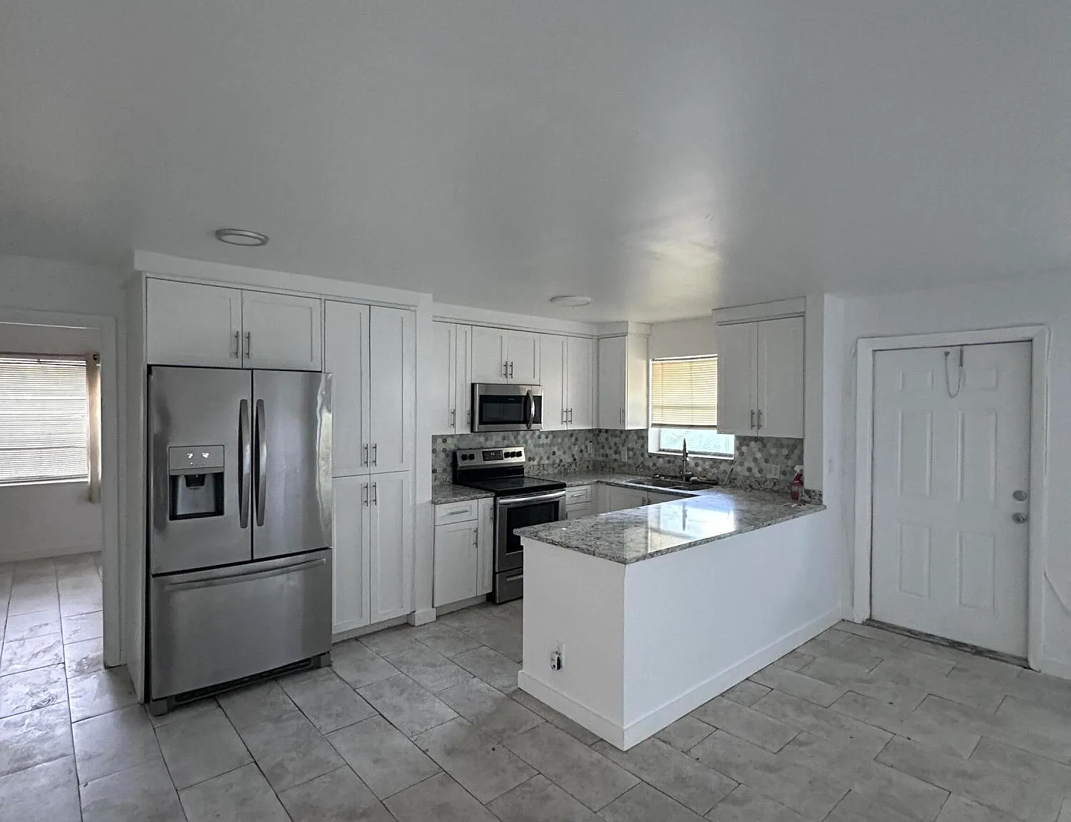 2 bed, 2.0 bath, 1000 sqft, $2,500 — Photo 2
