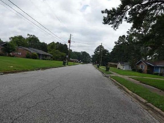 Exterior Neighborhood (street photo)