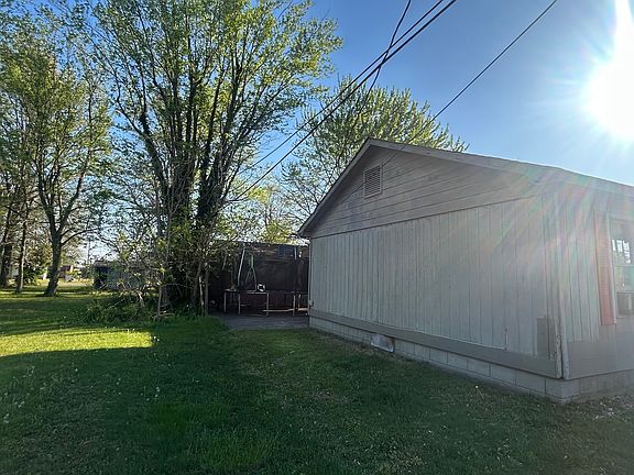 4th image of 908 E 7th St