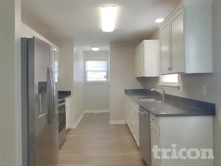 2425 Saluda Dr — Photo 6