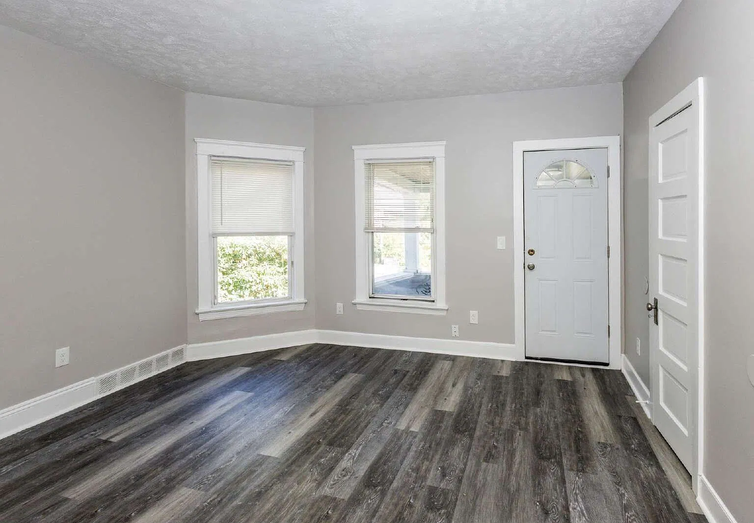 2 bed, 1.0 bath, $1,095 — Photo 2