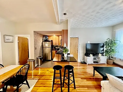 435 Hanover St #3B Photo 1