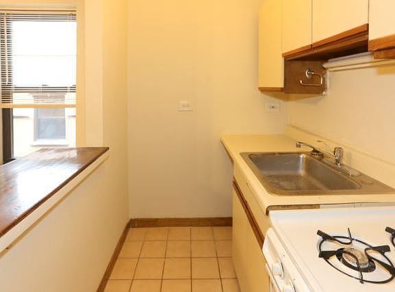 3rd image of 821A W Cornelia Ave APT 311