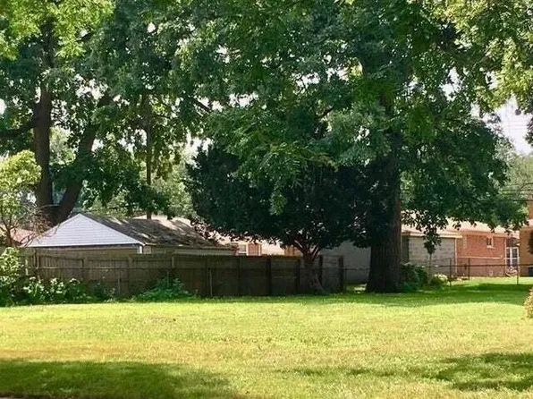 7246 Henry St, Center Line, MI 48015