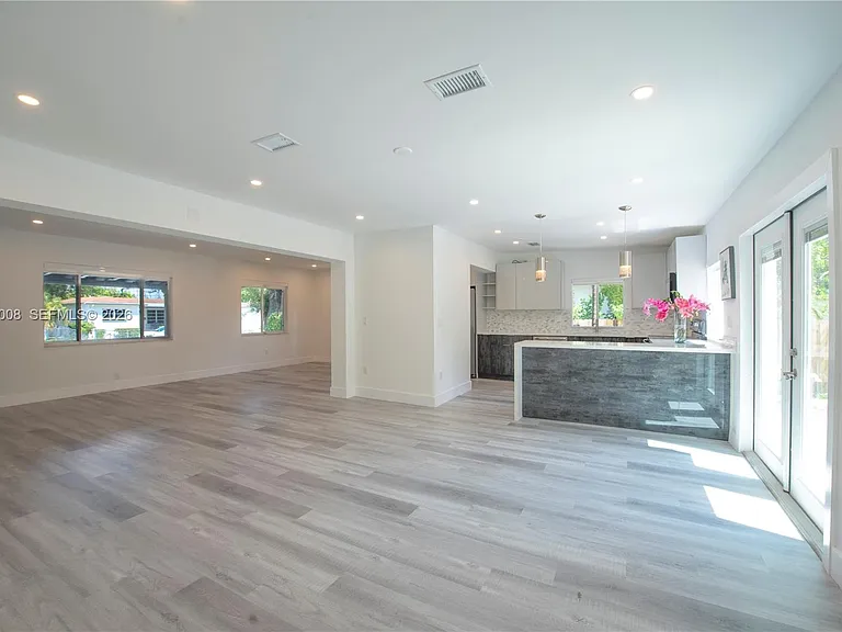 2721 SW 29th Ct — Photo 5