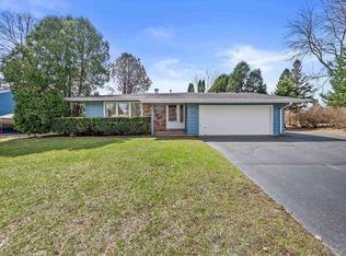 1007 Dona Rd, Hartland, WI 53029