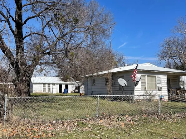 310 W Cobb St, Bridgeport, TX 76426