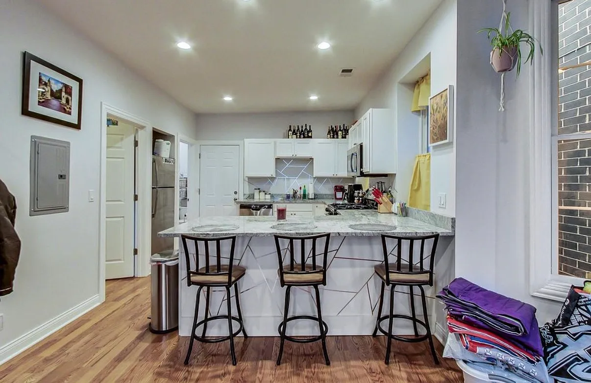 2 bed, 1000 sqft, $2,200 — Photo 2