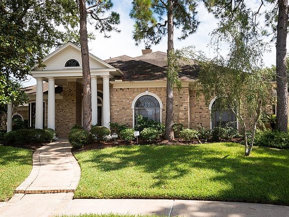3rd image of 2202 Villa Rose Dr