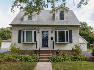 23 Roslyn Rd, Westmont, IL 60559