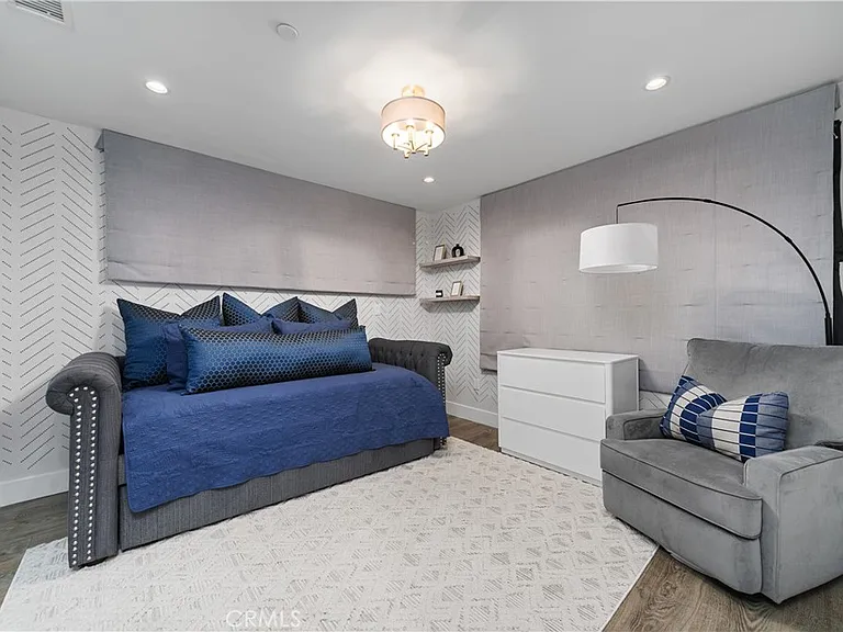2037 E Ocean Blvd — Photo 23