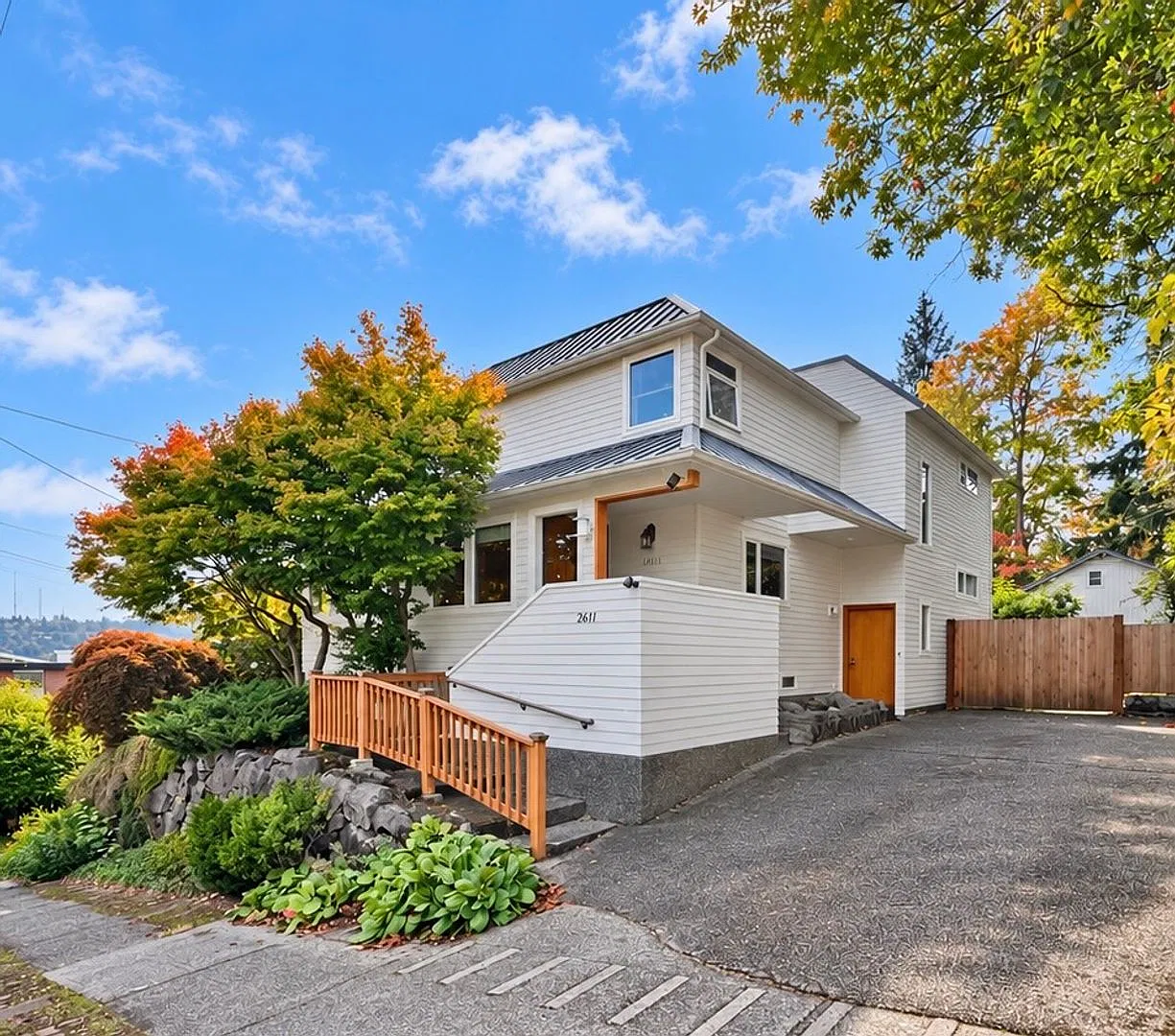 Spacious 5-Bedroom Magnolia Home with Rooftop Deck & Lake Views — Photo 1