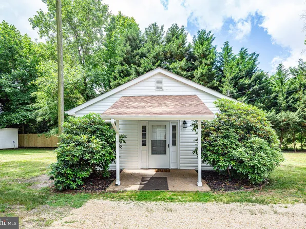 378 Latane Dr, Colonial Beach, VA 22443