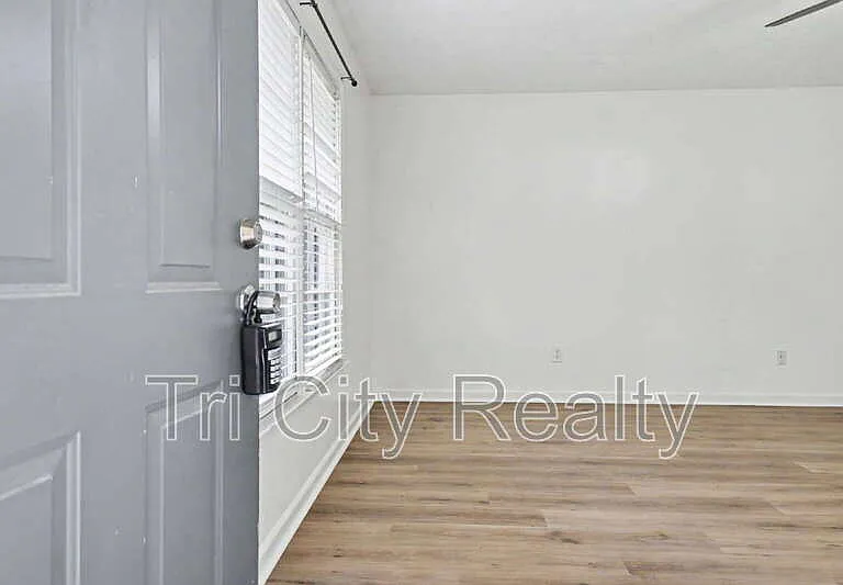 150 Chase Ct — Photo 6