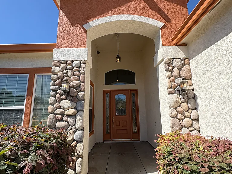 905 Gladiola Ln — Photo 2