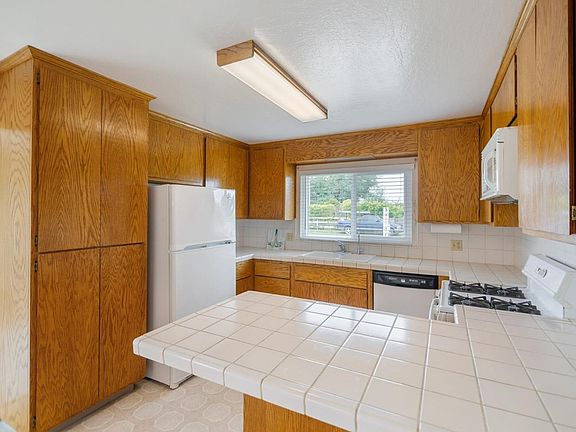 3rd image of 71 Clifton Dr