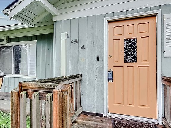 View of entry and front porch, such a cute cottage!>