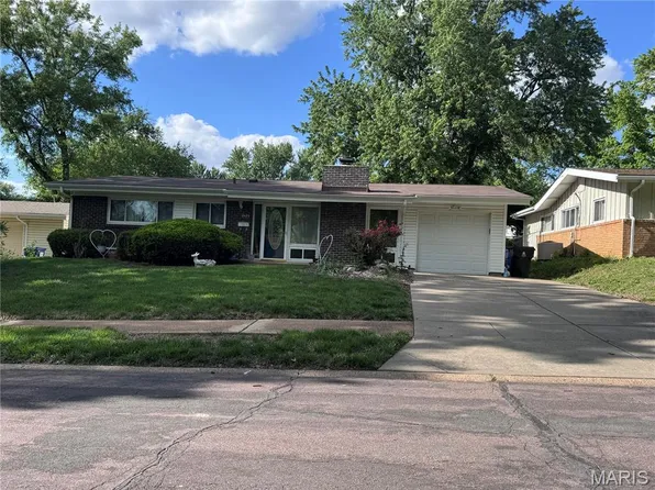 2425 Brook Dr, Florissant, MO 63033