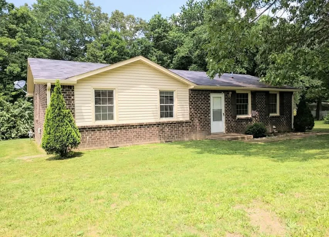3 bed, 1.5 bath, 1200 sqft, $1,800 — Photo 1