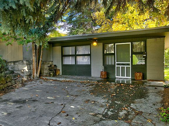 Guest House with Driveway
