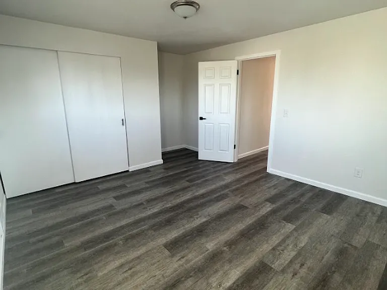 902 E Division St — Photo 10