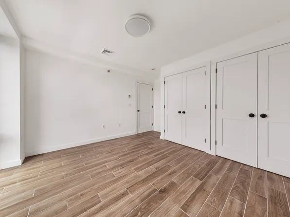 32-24 Steinway Street image 5 of 12