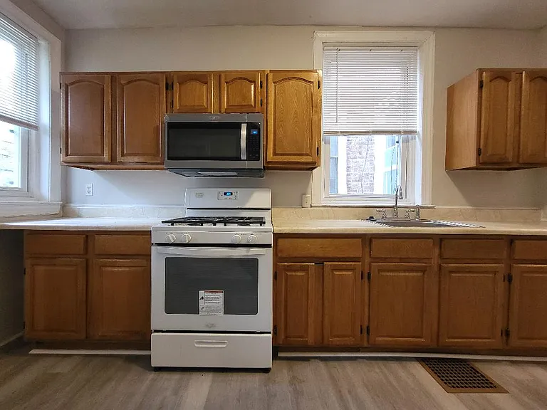 230 S Frazier St — Photo 8