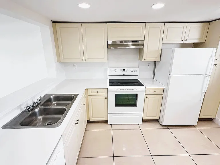 Pacifica Apartments — Photo 27