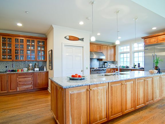 4th image of 14 Hillview Dr