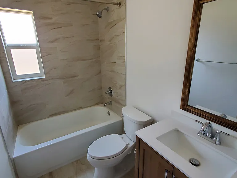 Upstairs Full Bathroom
