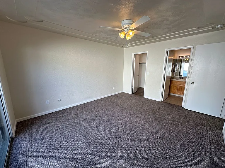 312 N Riverside Dr — Photo 17