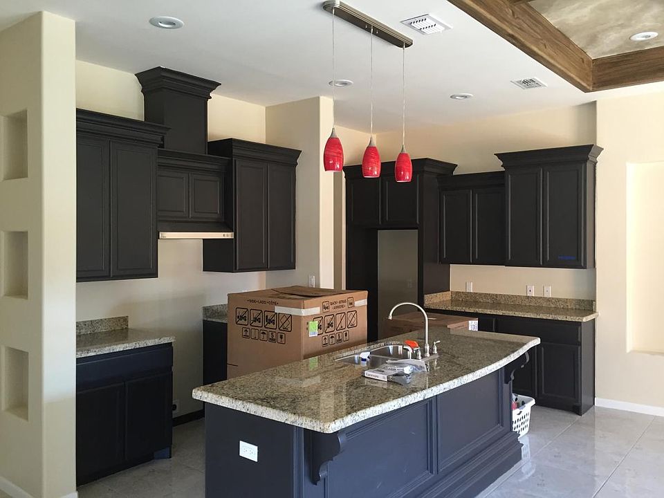 kitchen w/ granite countertops