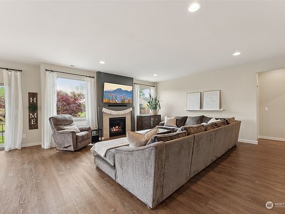 5th image of 381 Hovey Street