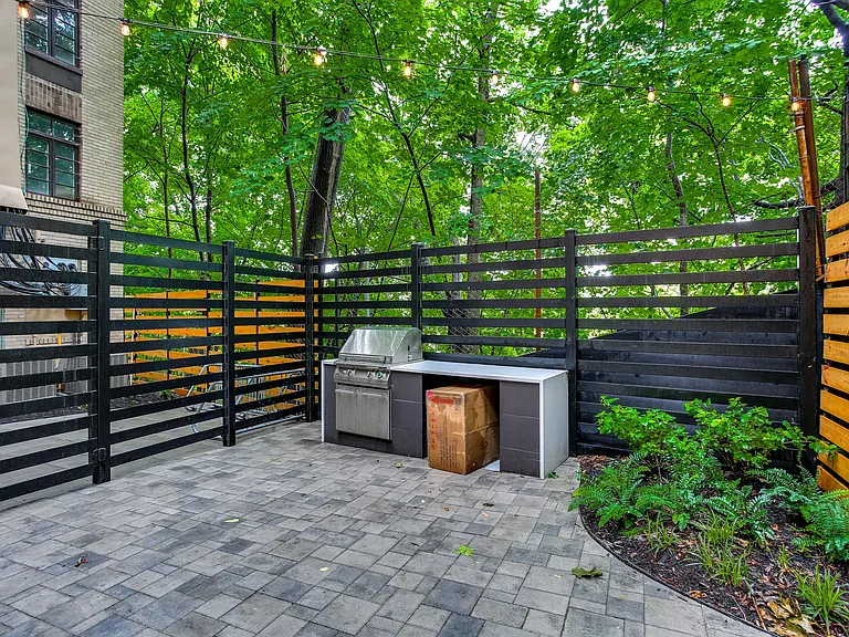 2900 Adams Mill — Photo 10