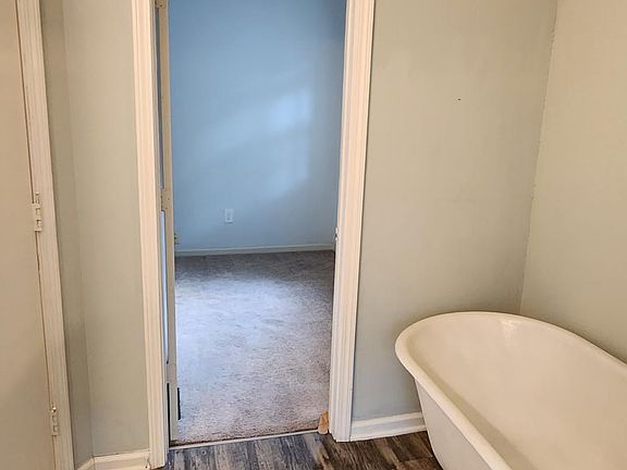 BATHROOM UPSTAIRS