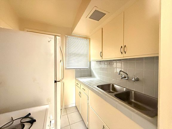 5th image of 207-209 S Mission Dr #A