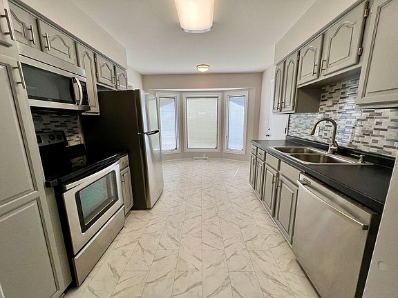 3rd image of 812 NE Orchard Dr