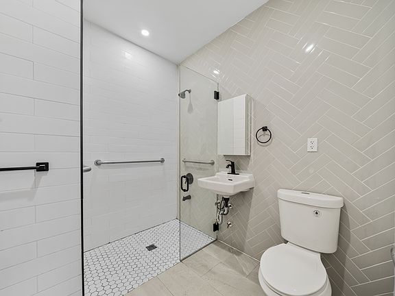 4th image of 312 Manhattan Ave APT 1K